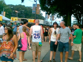 Illustration for article titled Look At These Fucking Hoopsters At Lollapalooza: Part Two